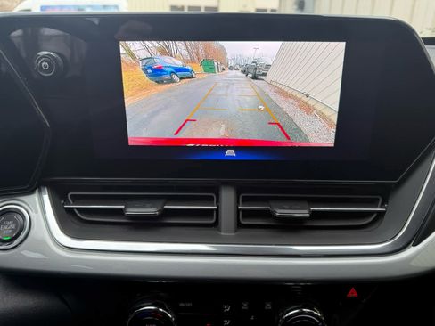 Used 2025 Chevrolet Trax LT w/ LT Convenience Package image 17