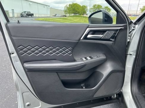 Used 2025 Mitsubishi Outlander 4WD Plug-In Hybrid image 25