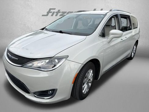 Used 2019 Chrysler Pacifica Touring-L FWD image 1