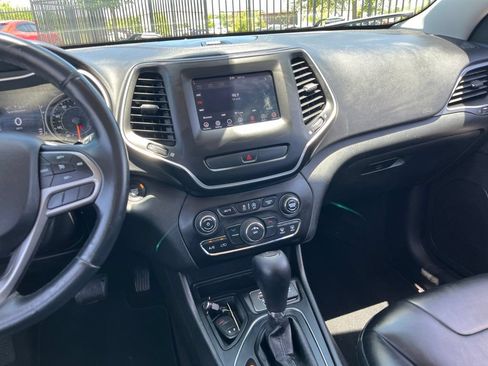 Used 2019 Jeep Cherokee Latitude Plus FWD image 19