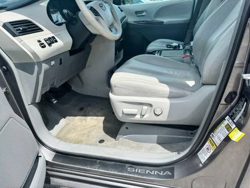 Used 2014 Toyota Sienna XLE FWD image 21