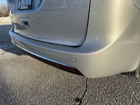 Used 2023 Chrysler Pacifica Touring-L image 4