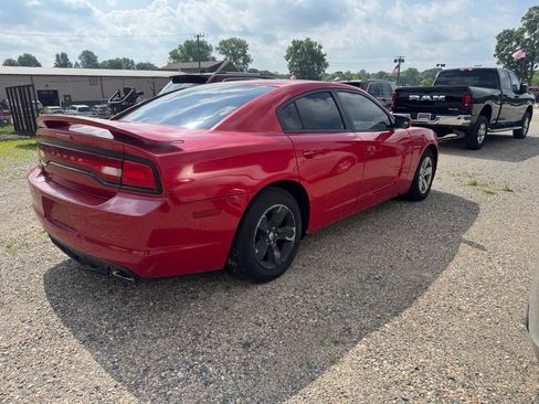 Used 2012 Dodge Charger SE RWD image 3