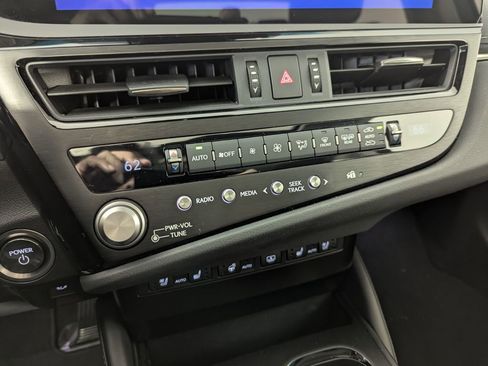 Used 2025 Lexus ES 300h Ultra Luxury w/ Accessory Package (Z1) image 15