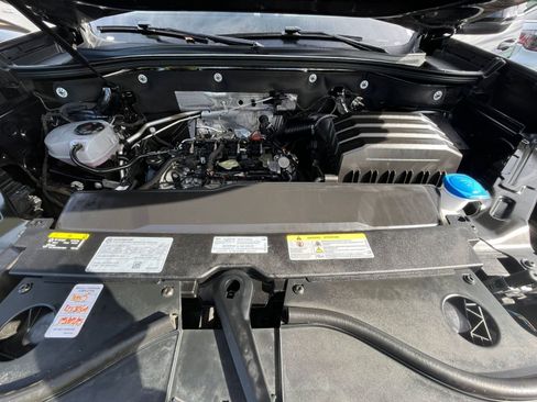 Used 2025 Volkswagen Atlas Cross Sport SE image 32