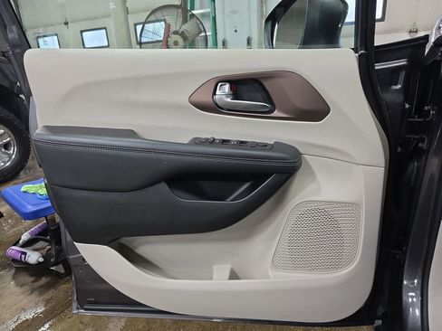 Used 2023 Chrysler Voyager LX image 26