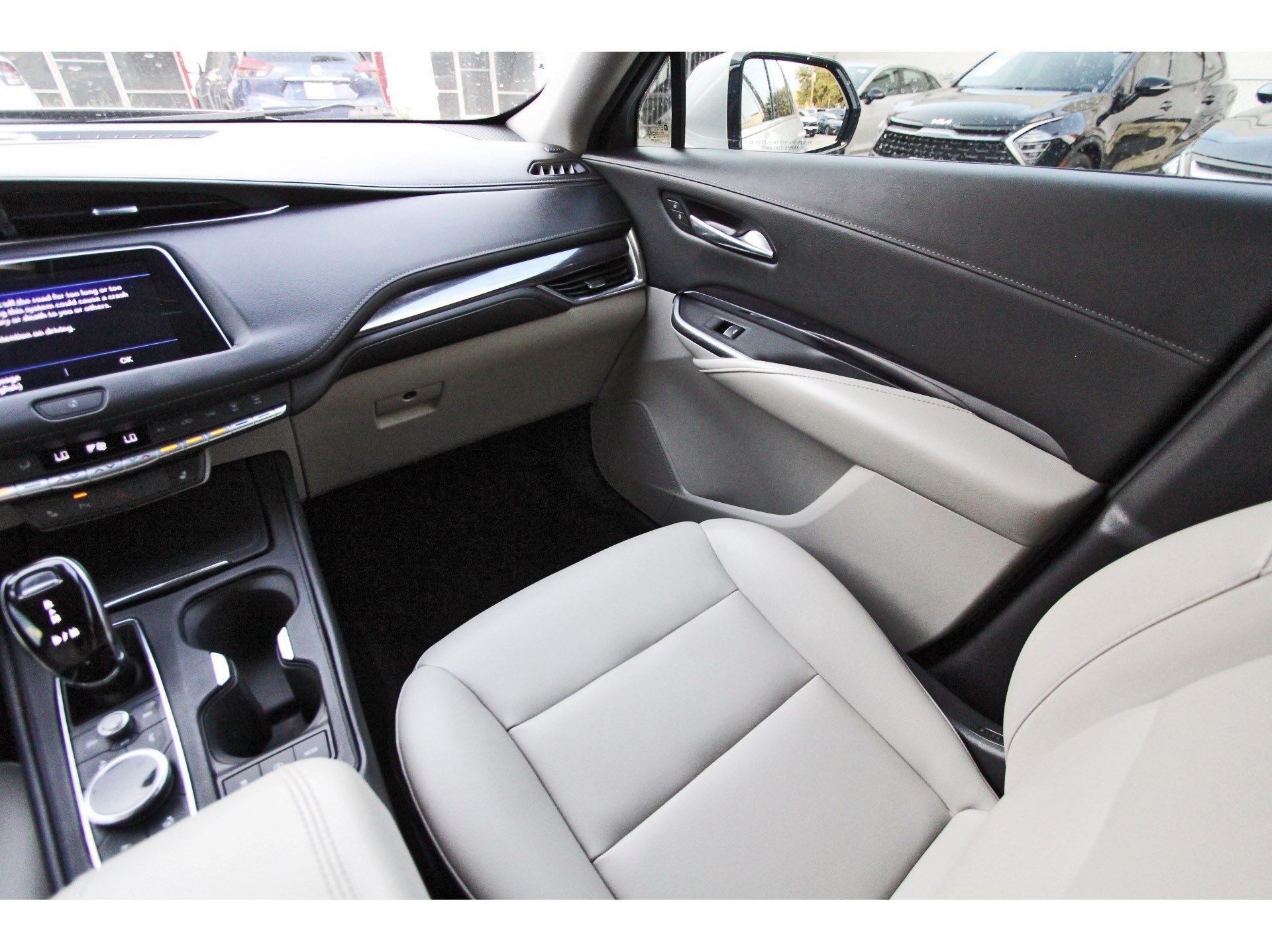 Used 2022 Cadillac XT4 Luxury w/ Cold Weather Package FWD image 13