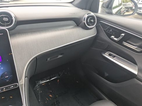 Used 2025 Mercedes-Benz GLC 300 4MATIC image 4
