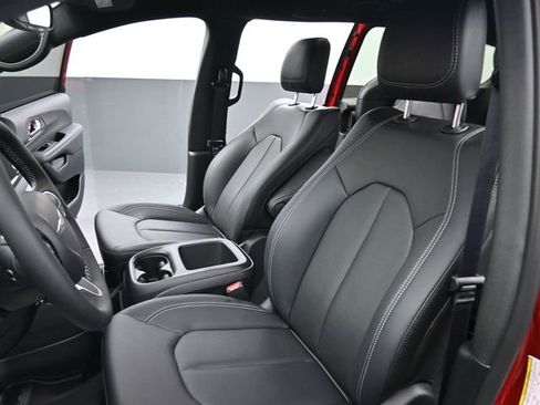 New 2025 Chrysler Voyager LX image 11