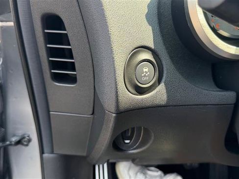 Used 2018 Nissan 370Z Coupe RWD image 20