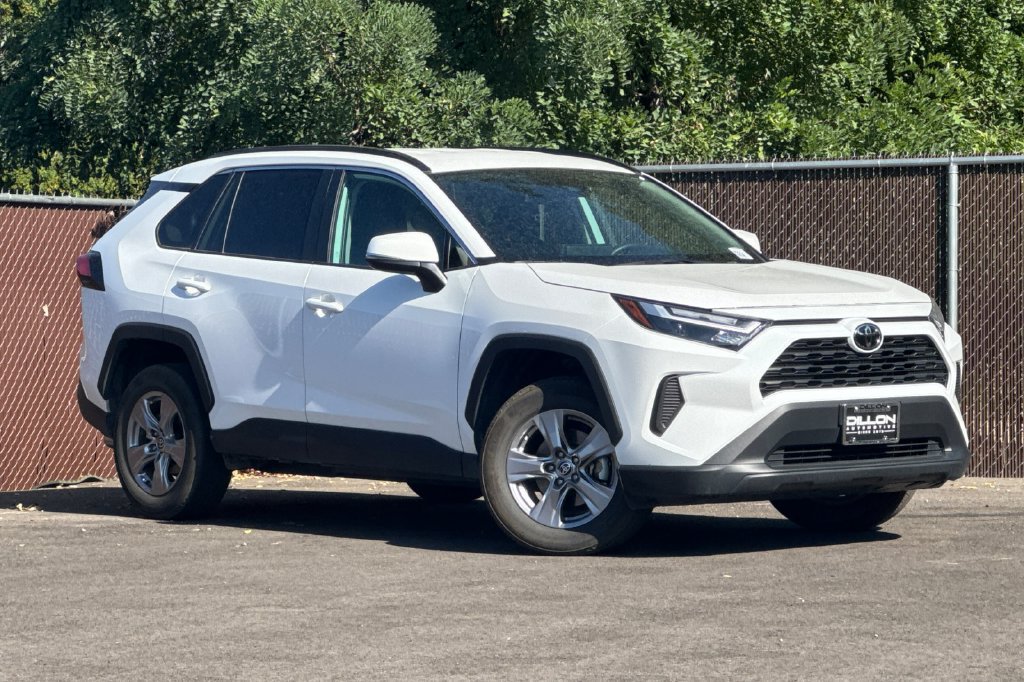 Used 2025 Toyota RAV4 XLE AWD/4WD image 2