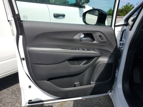 New 2025 Chrysler Pacifica Select w/ Fav Edition Package image 7