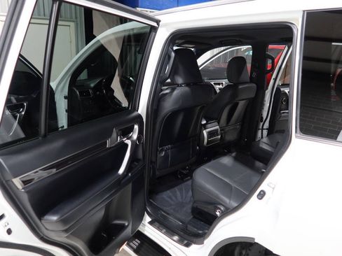 Used 2023 Lexus GX 460 Premium w/ Accessory Package AWD/4WD image 16
