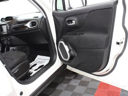 Used 2018 Jeep Renegade Latitude FWD image 24