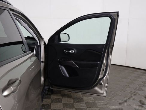 Used 2021 Jeep Cherokee Latitude AWD/4WD image 16