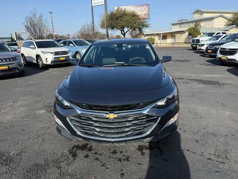 Used 2019 Chevrolet Malibu LT image 2