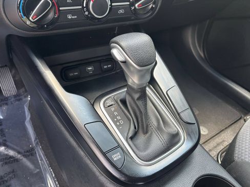 Used 2025 Kia Soul LX w/ LX Technology Package FWD image 36