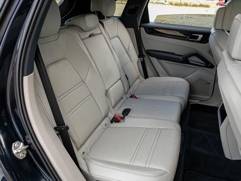 Used 2019 Porsche Cayenne S image 30