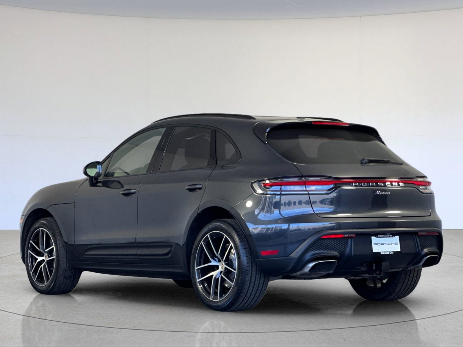 Certified 2024 Porsche Macan AWD/4WD image 3