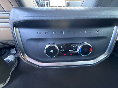 Used 2025 Ford Expedition Platinum w/ Stealth Appearance Package AWD/4WD image 12