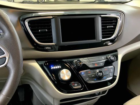 Used 2019 Chrysler Pacifica L FWD image 6