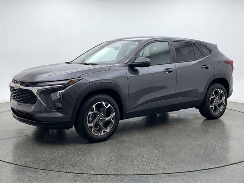 Used 2025 Chevrolet Trax LT w/ LT Convenience Package FWD image 3