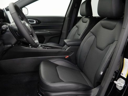 New 2026 Jeep Compass Latitude image 17