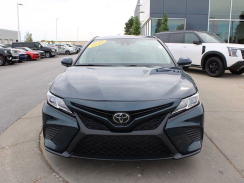 Used 2019 Toyota Camry SE image 2