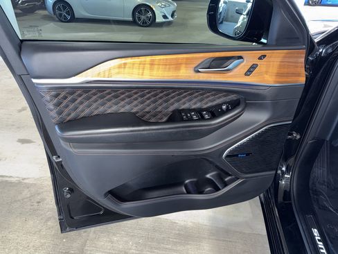 Used 2021 Jeep Grand Cherokee L Summit image 17