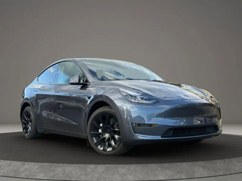 Used 2022 Tesla Model Y Long Range image 1
