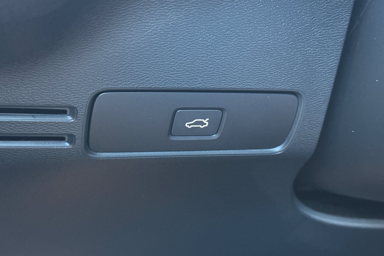Certified 2024 Volvo C40 P8 Recharge Plus w/ Climate Package AWD/4WD image 32