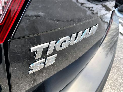 Used 2021 Volkswagen Tiguan SE w/ Panoramic Sunroof Package image 9