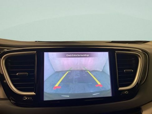 Used 2023 Chrysler Pacifica Touring-L FWD image 13