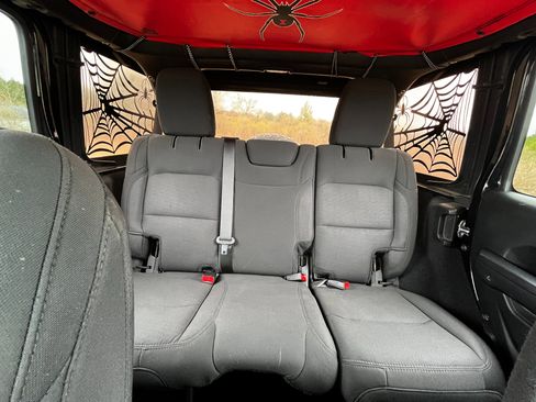 Used 2019 Jeep Wrangler Unlimited Sport S image 33