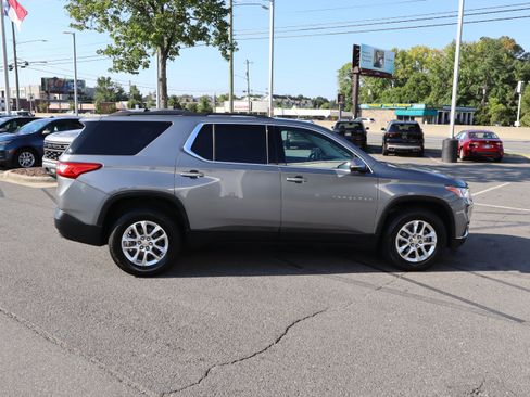 Used 2019 Chevrolet Traverse LT FWD image 11