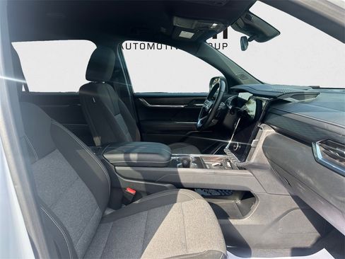 Used 2025 GMC Acadia Elevation image 25