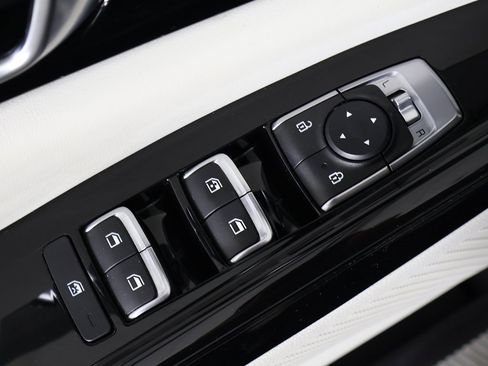 Used 2024 Kia Carnival EX image 40