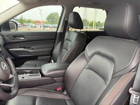Used 2025 Nissan Pathfinder SL image 13