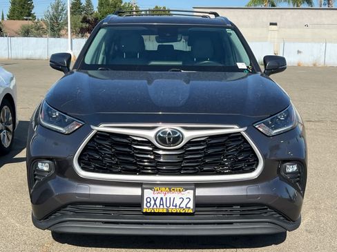 Used 2021 Toyota Highlander XLE AWD/4WD image 2