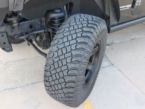 Used 2018 Jeep Wrangler Unlimited Rubicon w/ Connectivity Group AWD/4WD image 19