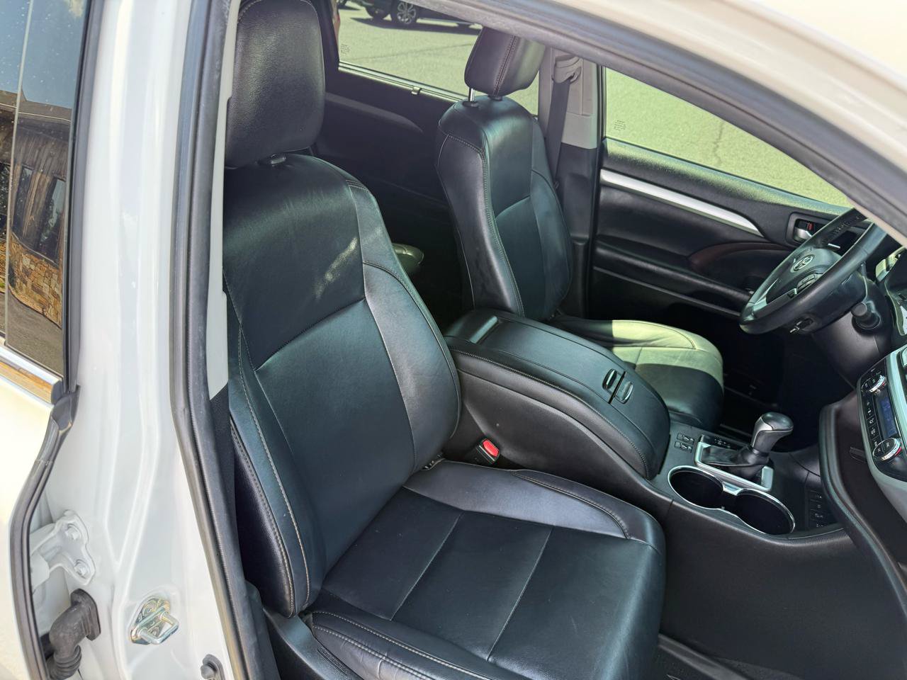 Used 2019 Toyota Highlander XLE AWD/4WD image 24