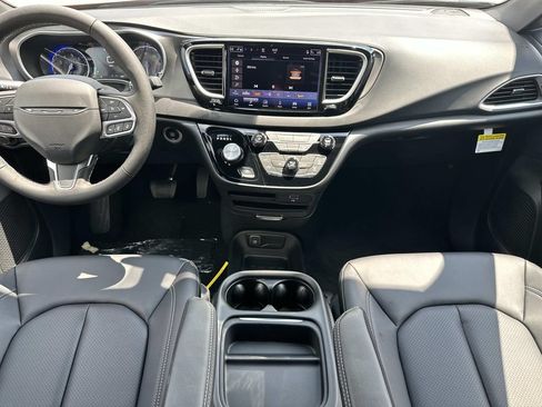 New 2027 Chrysler Pacifica LX FWD image 11
