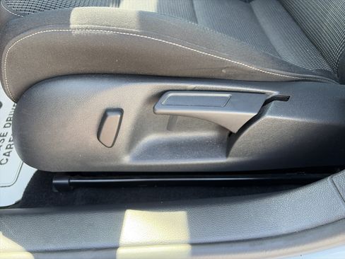 Used 2013 Volkswagen Golf 4-Door FWD image 13