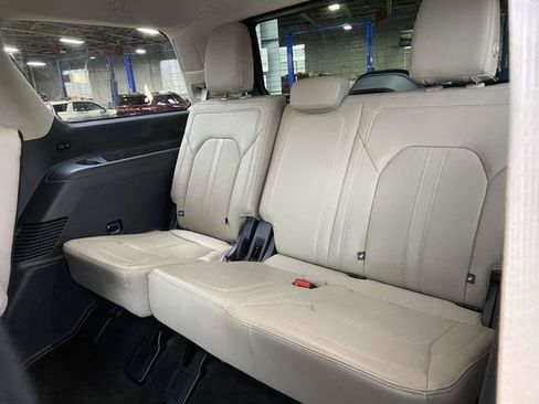 Used 2023 Ford Expedition Limited image 11