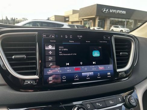 Used 2024 Chrysler Pacifica Touring-L image 24