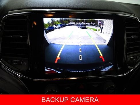 Certified 2022 Jeep Grand Cherokee Laredo X AWD/4WD image 15