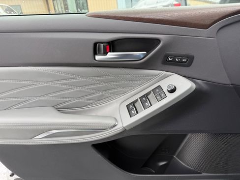 Used 2019 Toyota Avalon Limited image 35