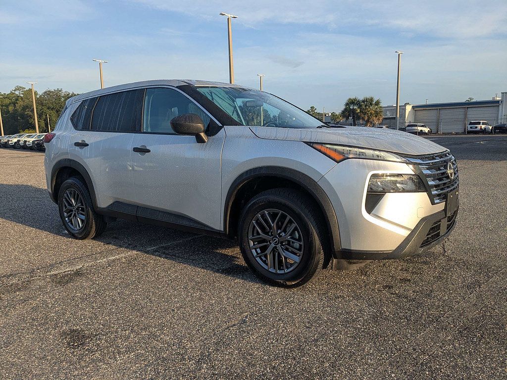 Used 2024 Nissan Rogue S AWD/4WD image 2