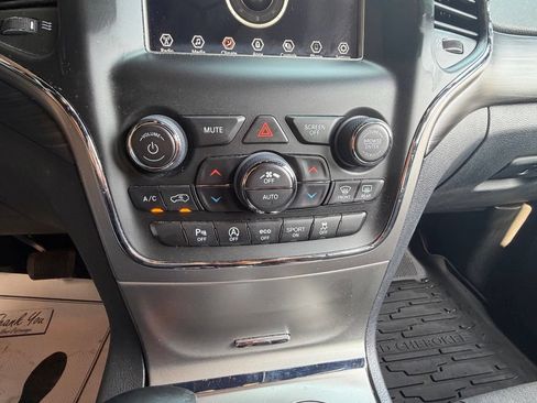 Used 2021 Jeep Grand Cherokee Laredo AWD/4WD image 28