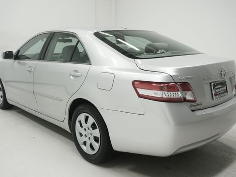 Used 2010 Toyota Camry LE FWD image 5
